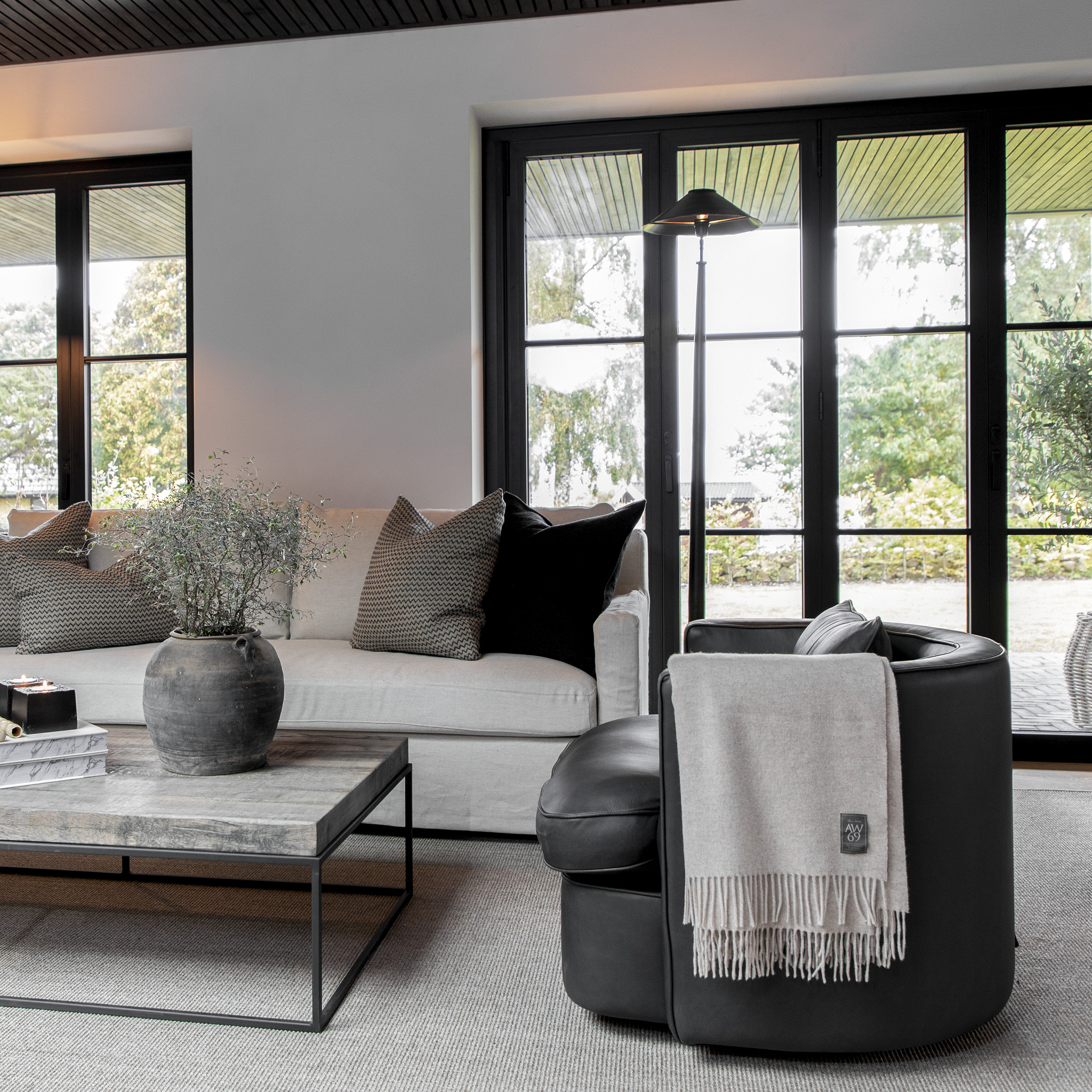 JOAN snurrbar skinnfåtölj - Bild 8