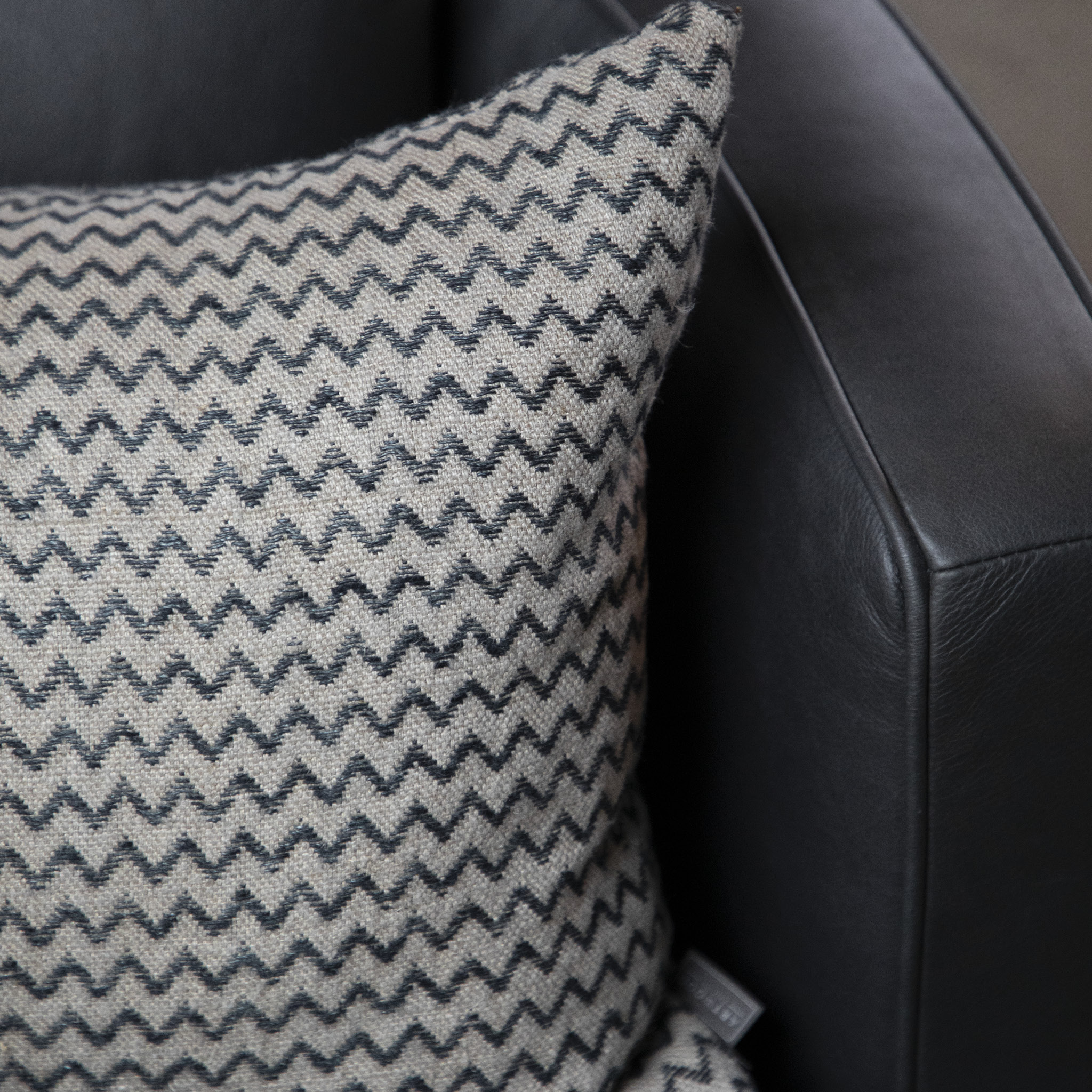 JOAN snurrbar skinnfåtölj - Bild 5